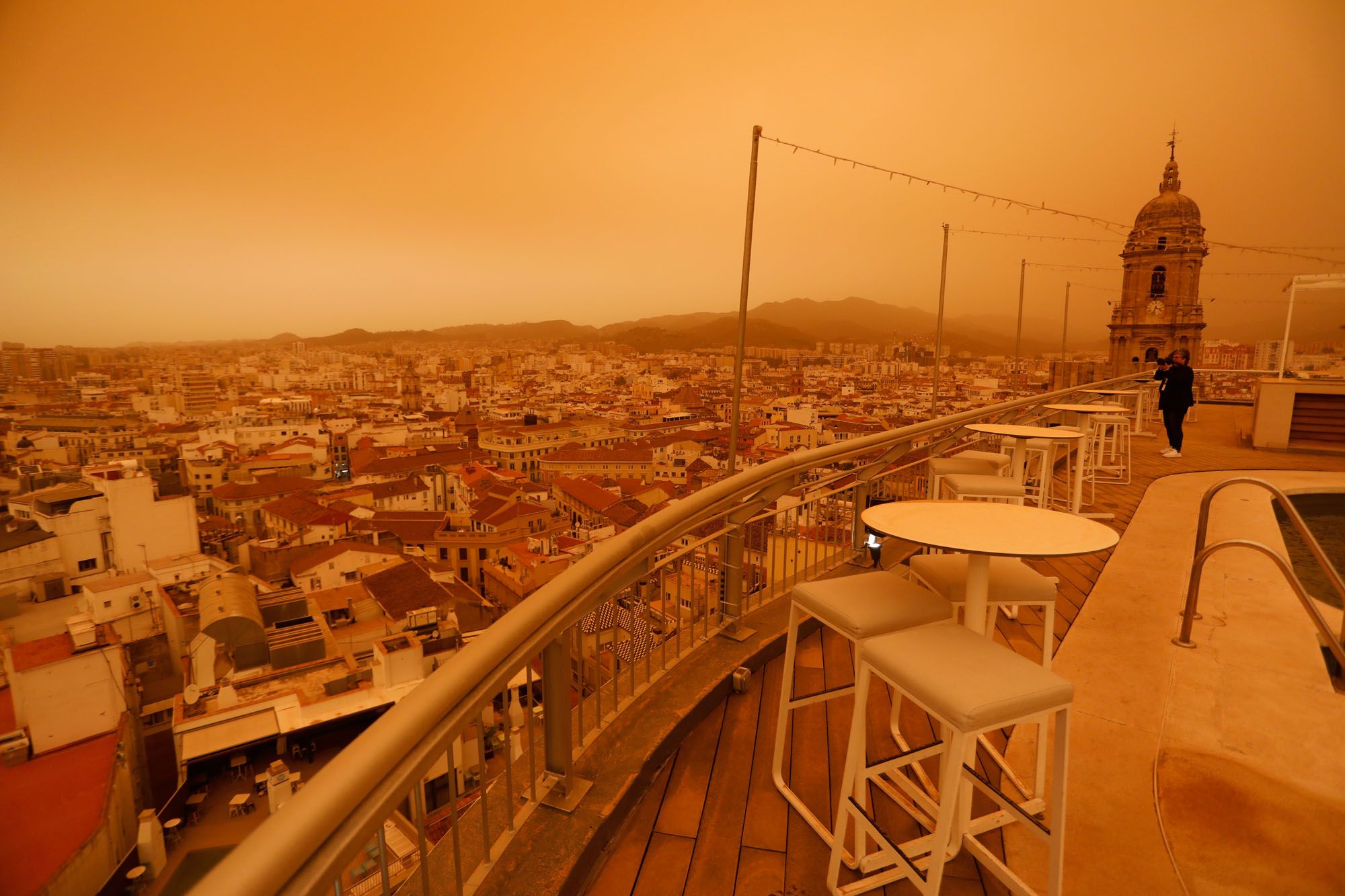 La calima vuelve a cubrir los cielos de Málaga