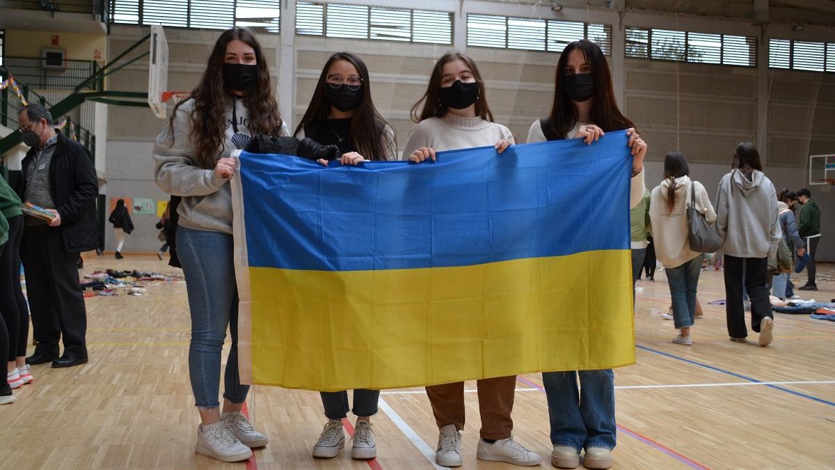 Alumnas del Colegio Los Olivos con la bandera de Ucrania