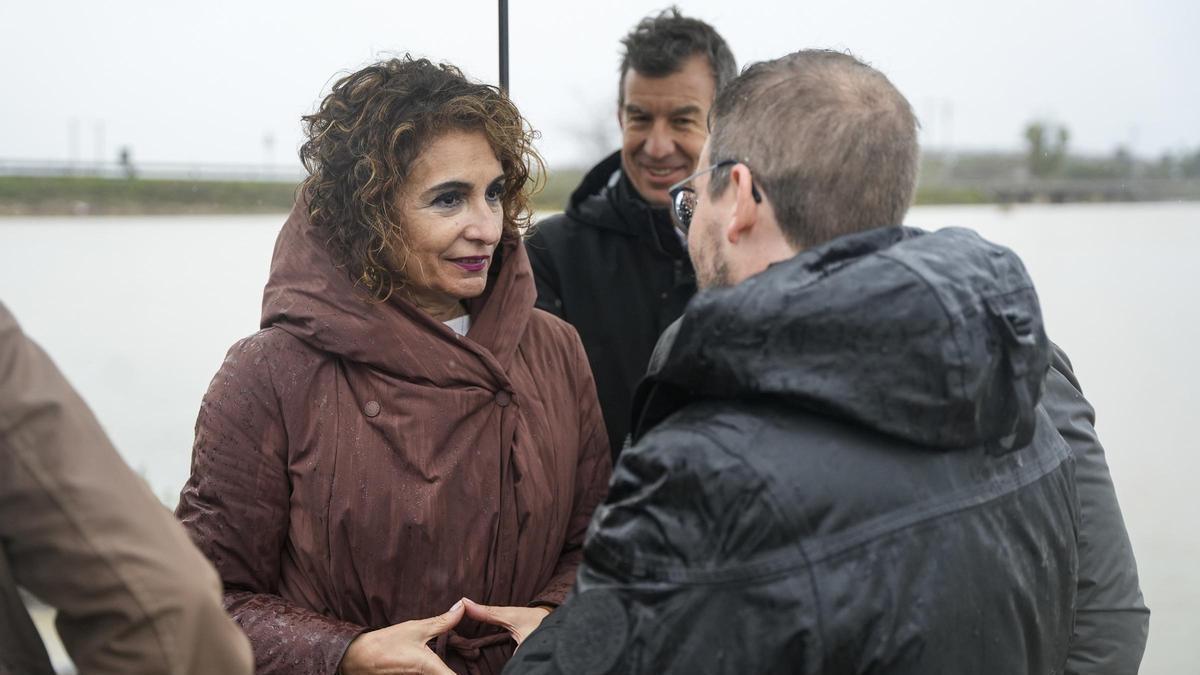 La vicepresidenta primera y ministra de Hacienda, María Jesús Montero, en una imagen de archivo de su visita a zonas afectadas por el temporal en Utrera (Sevilla).