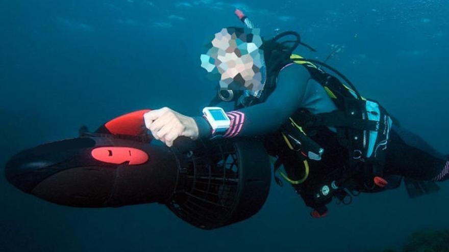 Una submarinista maneja un propulsor acuático, del estilo de los que se han usado para tratar de sacar droga del Puerto.