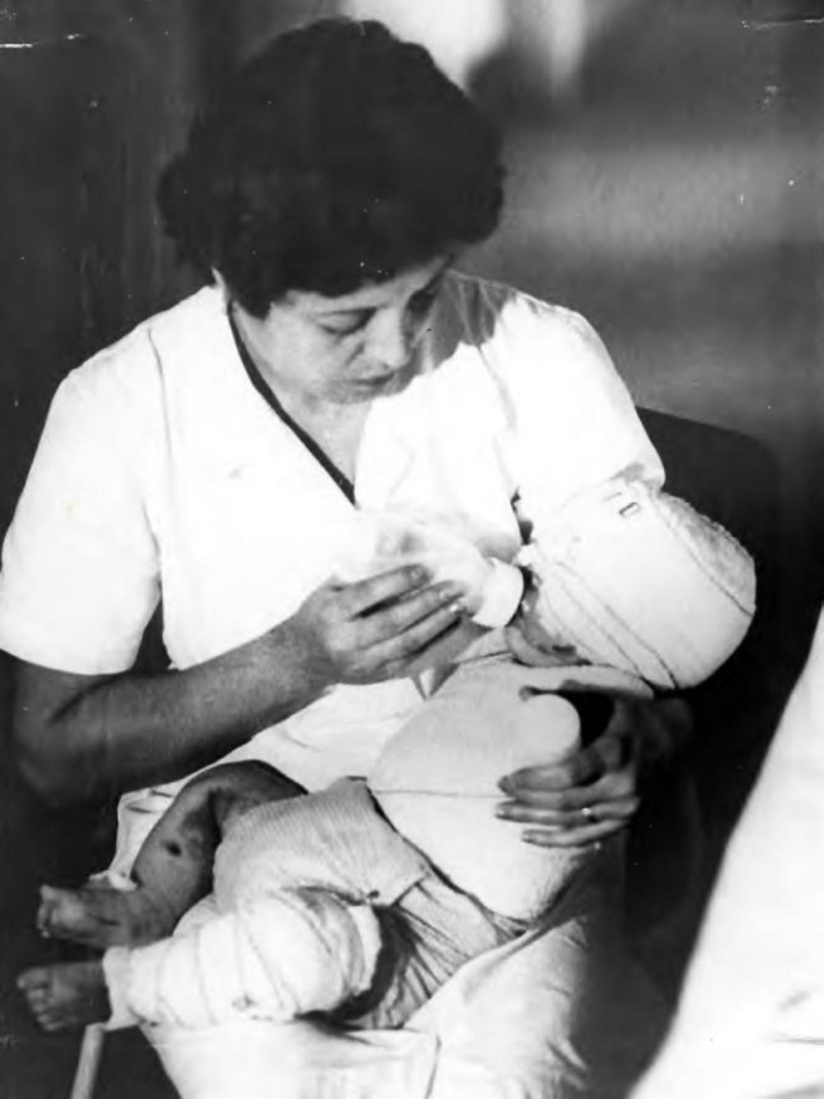 El bebé Elie Masso atendido por una enfermera en un hospital libanés, en agosto de 1982.