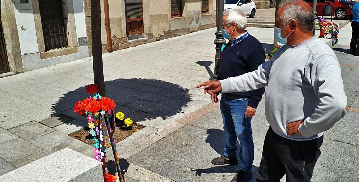 Dos vecinos observan algunos de los elementos que ornamentan la plaza. | L. F. 