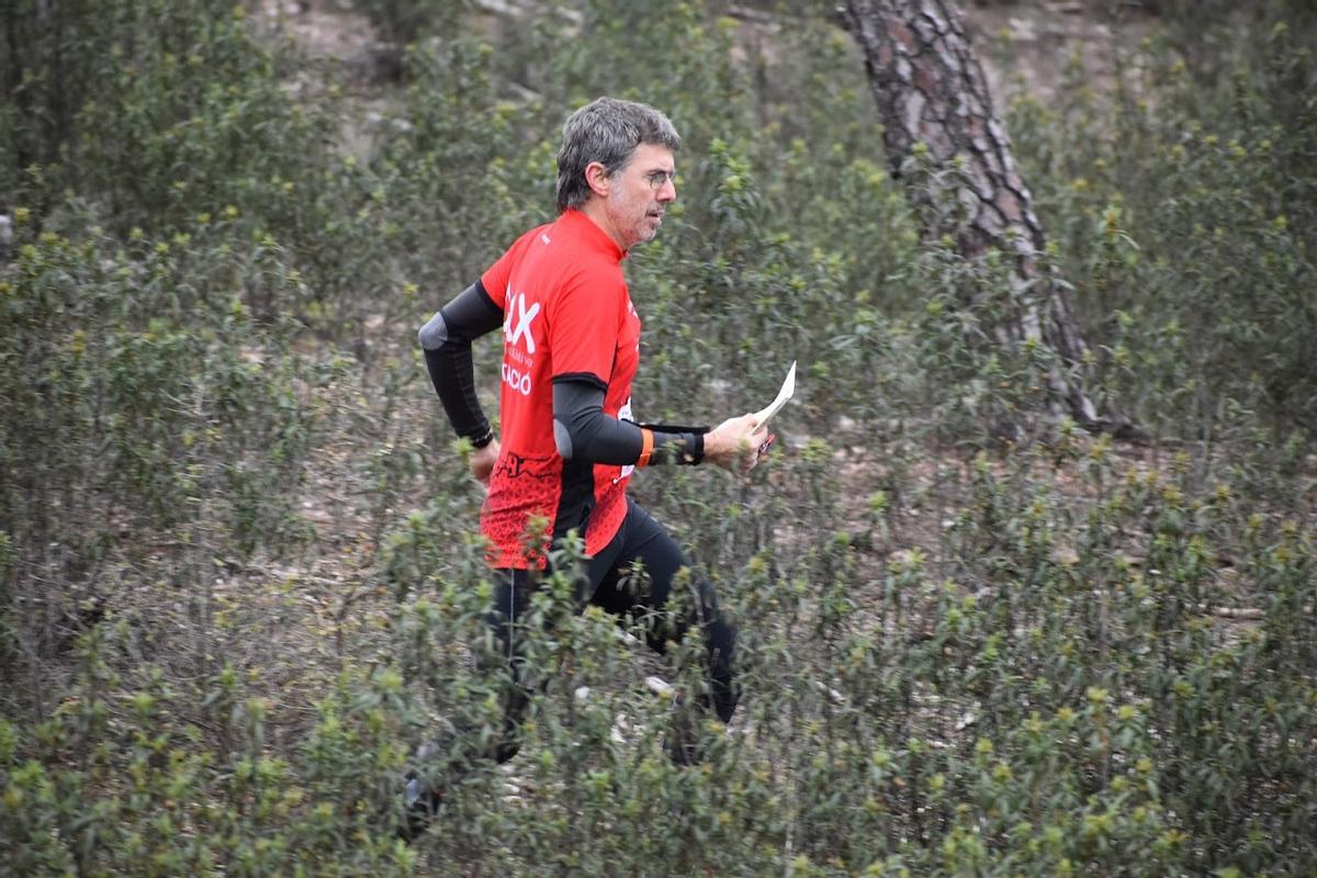 Atleta del CAX Orientació durante la carrera de Cuenca.