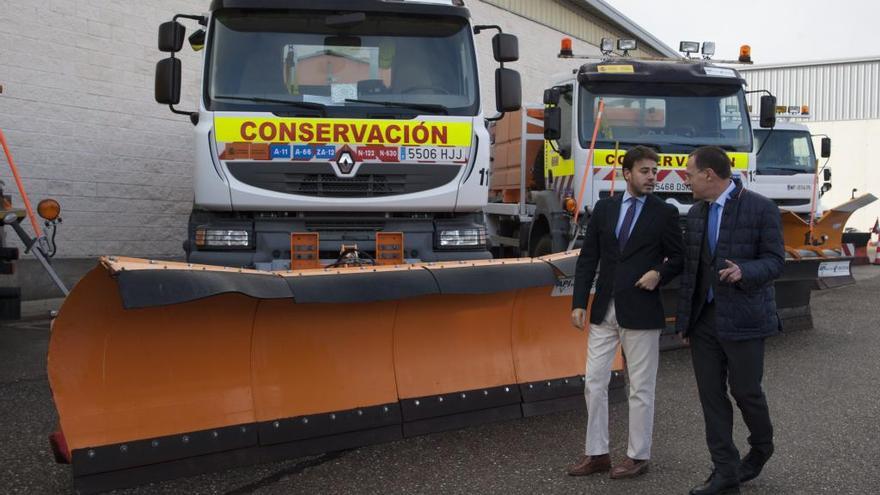 El subdelegado del Gobierno junto a una máquina quitanieves.