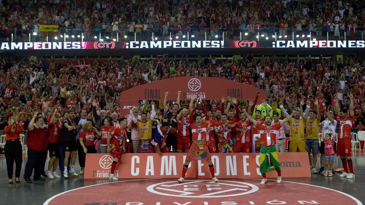 El Jimbee Cartagena levanta el título liguero, el pasado 26 de junio.