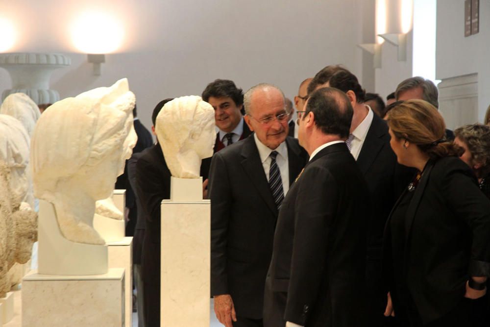 François Hollande y Mariano Rajoy son recibidos con honores junto al Ayuntamiento de Málaga. Antes del almuerzo, han visitado el Museo de Málaga.