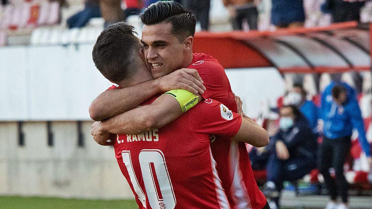 Carlos Ramos se abraza con Dani Hernández para festejar el empate firmado ante el Compostela. | |  JOSÉ LUIS FERNÁNDEZ