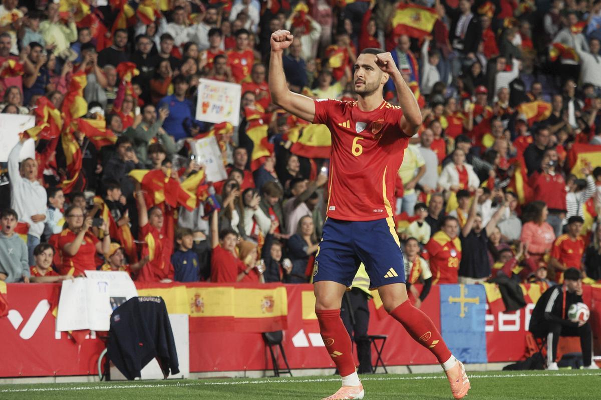 Mikel Merino celebra uno de sus goles en el partido contra Bulgaria en Valladolid