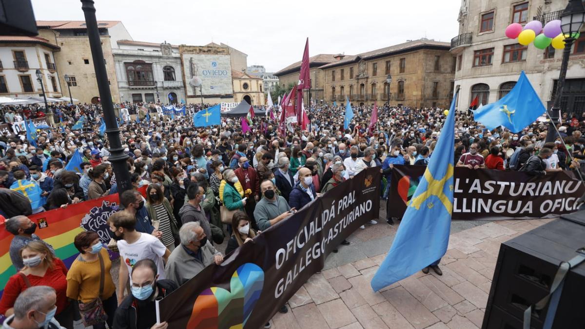 Los partidarios de la cooficialidad del asturiano se manifiestan en Oviedo