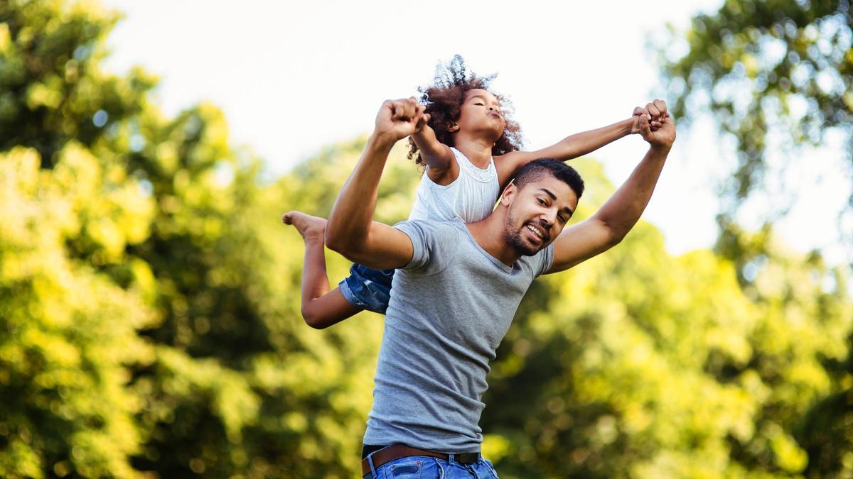 Padre feliz con hijo