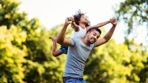 Padre feliz con hijo