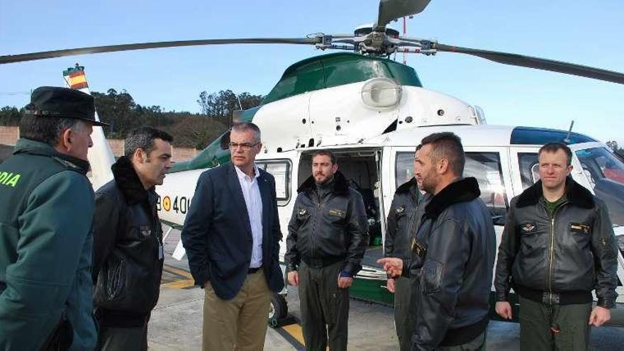 Villanueva (tercero por la izquierda) con la tripulación del helicóptero.