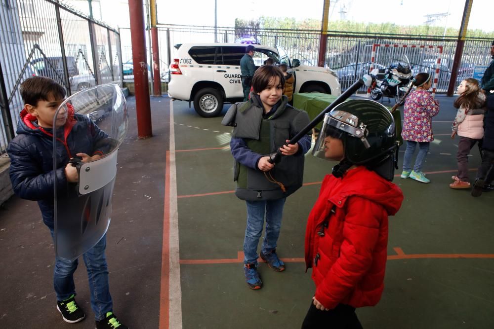 Exhibición de la Guardia Civil en el colegio Santa Olaya