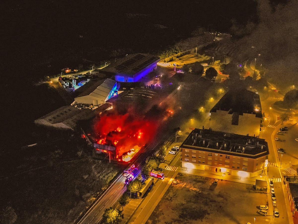 El fuego, en un momento de gran virulencia, en una vista que permite apreciar la cercanía de las fincas
