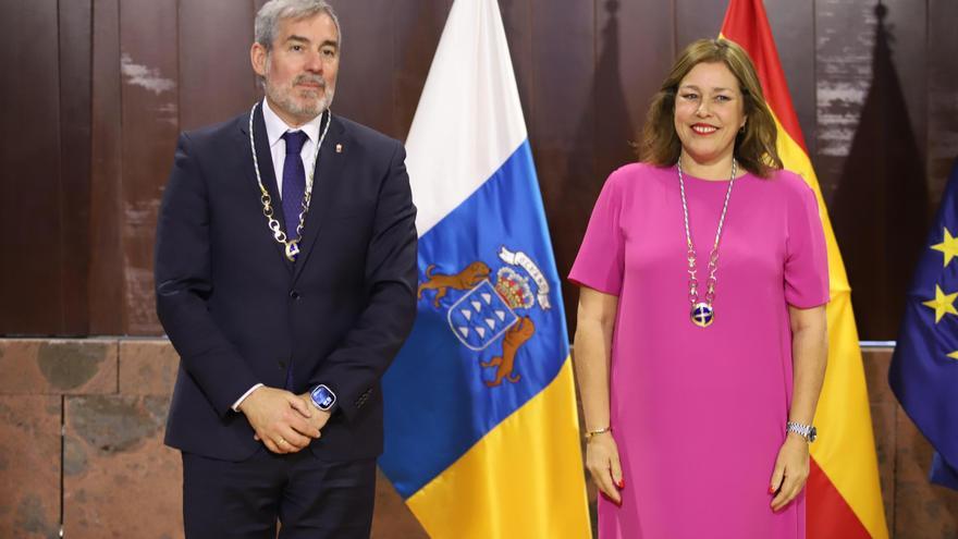 Astrid Pérez entrega la máxima distinción del Gobierno de Canarias
