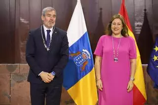Astrid Pérez entrega la máxima distinción del Gobierno de Canarias