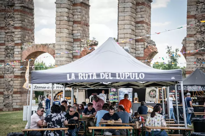 De cerveceo junto al Acueducto de Los Milagros de Mérida