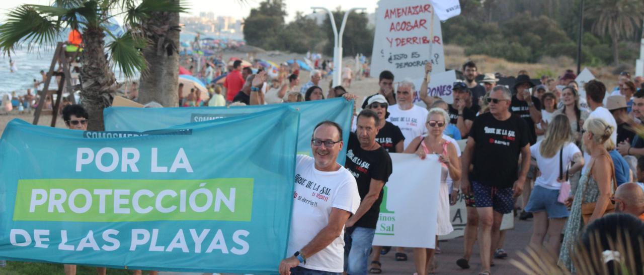 Los residentes en Torre la Sal volvieron a concentrarse de nuevo en defensa de sus viviendas, amenazadas por el derribo.