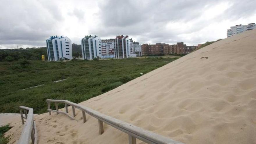 La polémica finca entre las dunas y una promoción de edificios en El Espartal.