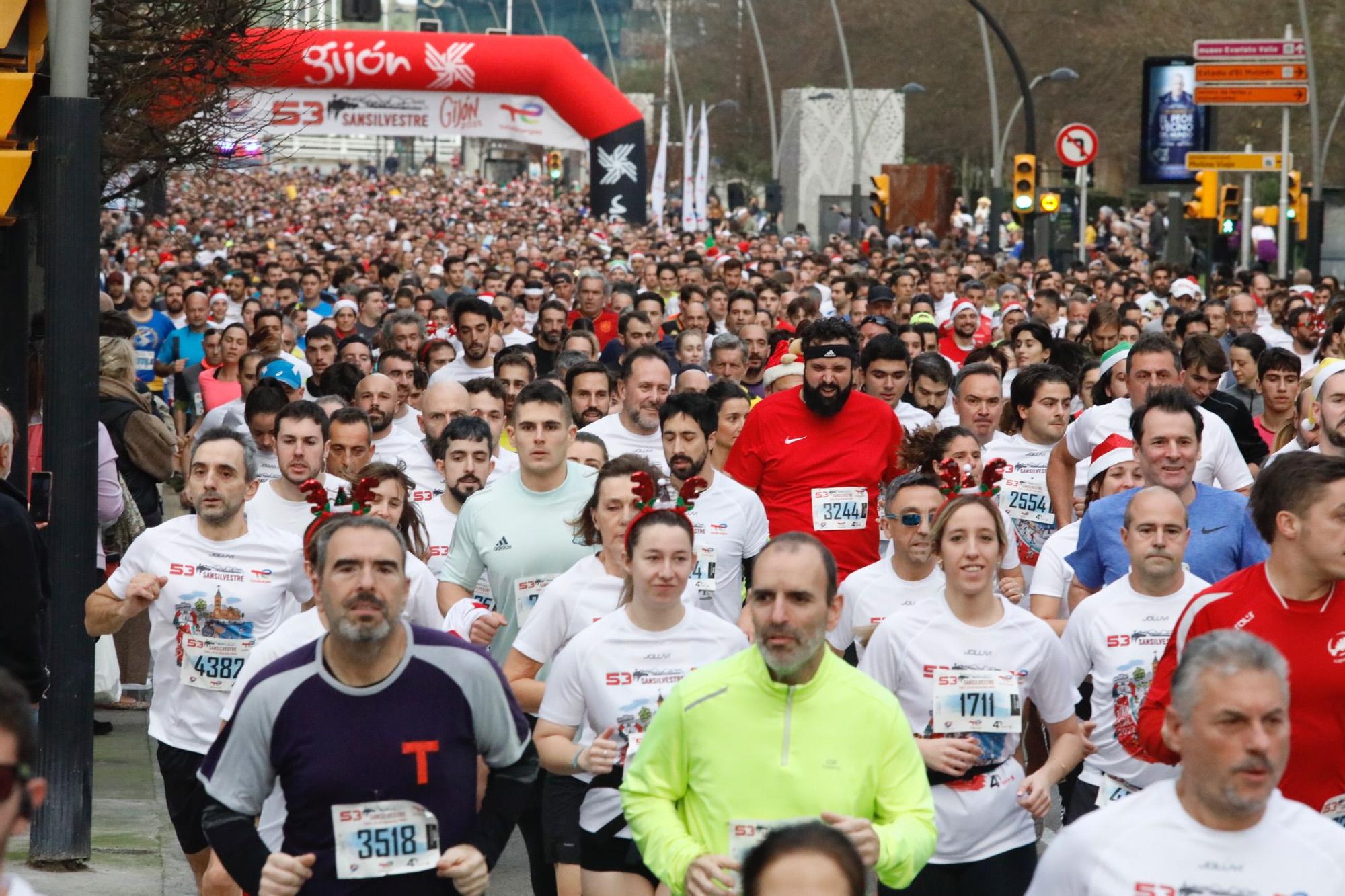 En imágenes: más de 7.000 corredores participaron en la San Silvestre de Gijón