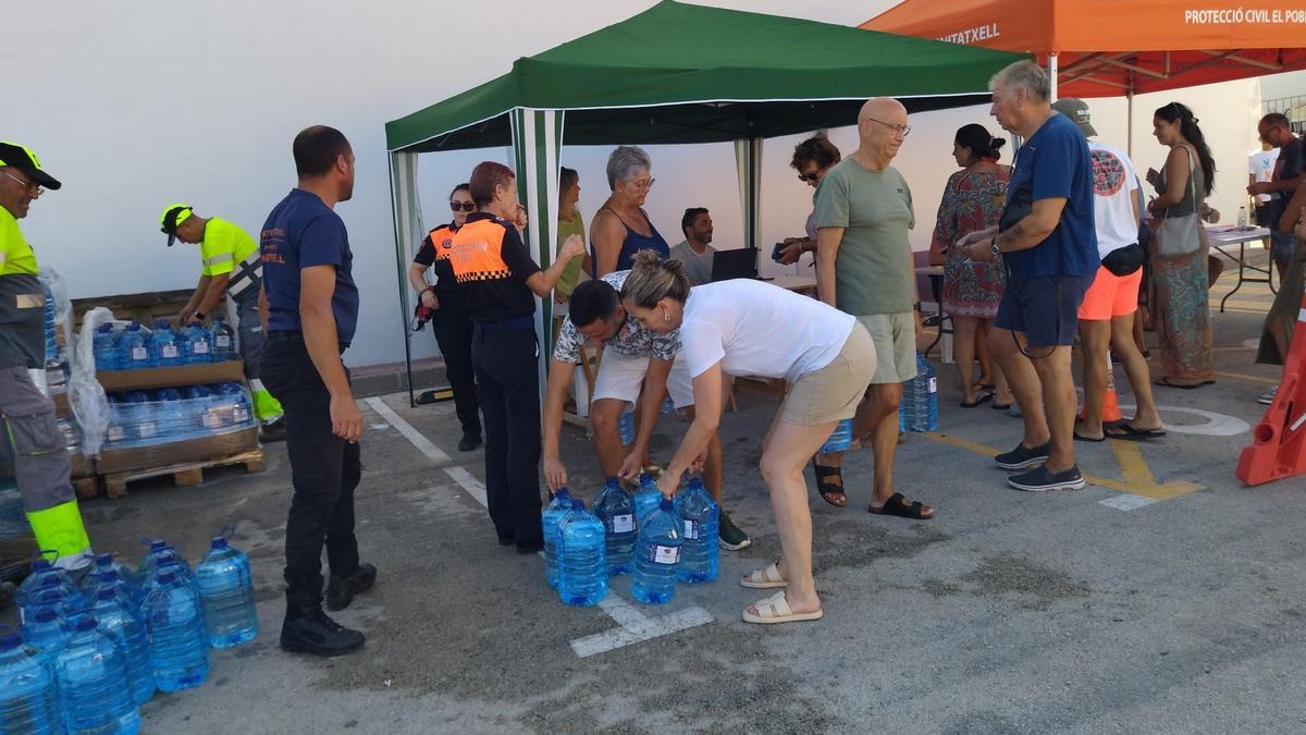 Benitatxell empieza a repartir garrafas de agua: Protección Civil y trabajadores municipales ayudan a las personas mayores