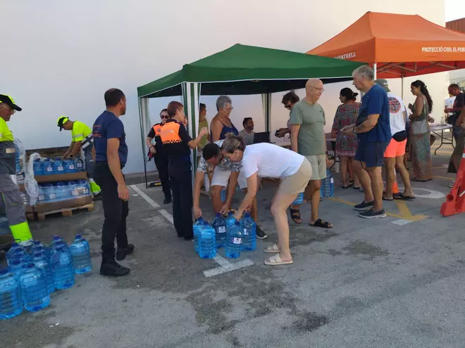 Benitatxell empieza a repartir garrafas de agua: Protección Civil y trabajadores municipales ayudan a las personas mayores
