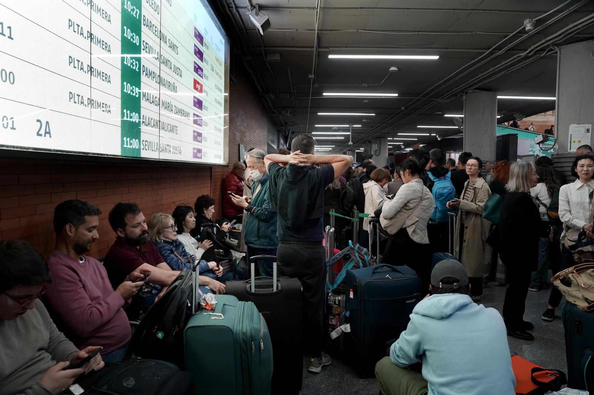 Viajeros en la estación de Atocha después del apagón eléctrico del día 28
