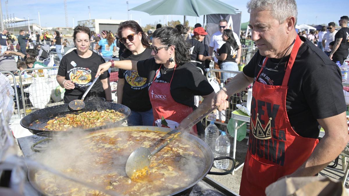 Torrevieja restringe el día de las Paellas para evitar que derive en un macrobotellón y exigirá autorización a los menores de edad