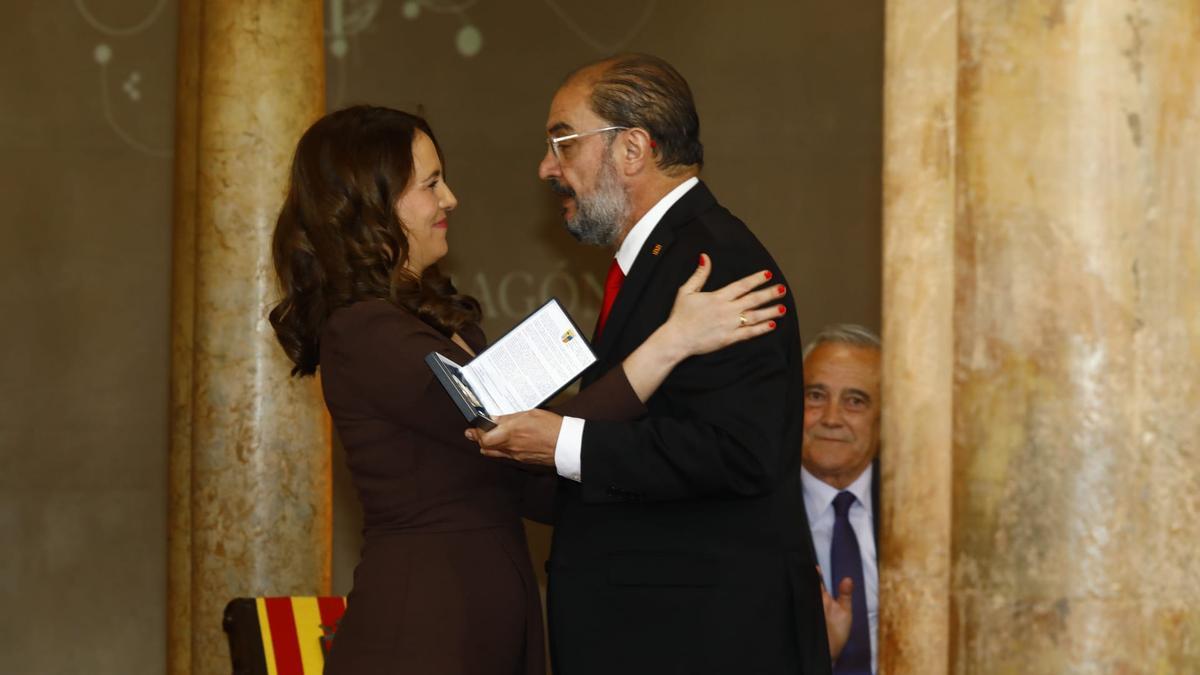 Alicia Asín se saluda con Javier Lambán en el momento de recibir la medalla.