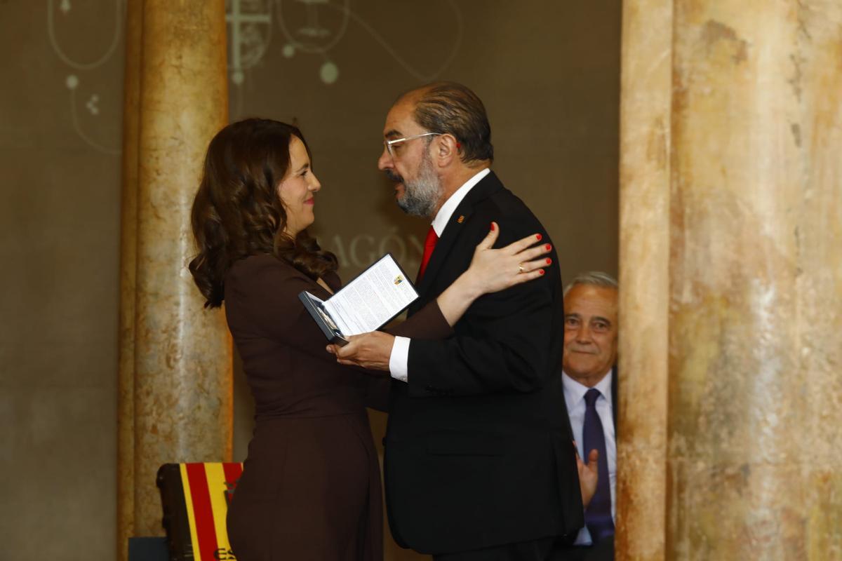 Alicia Asín se saluda con Javier Lambán en el momento de recibir la medalla.