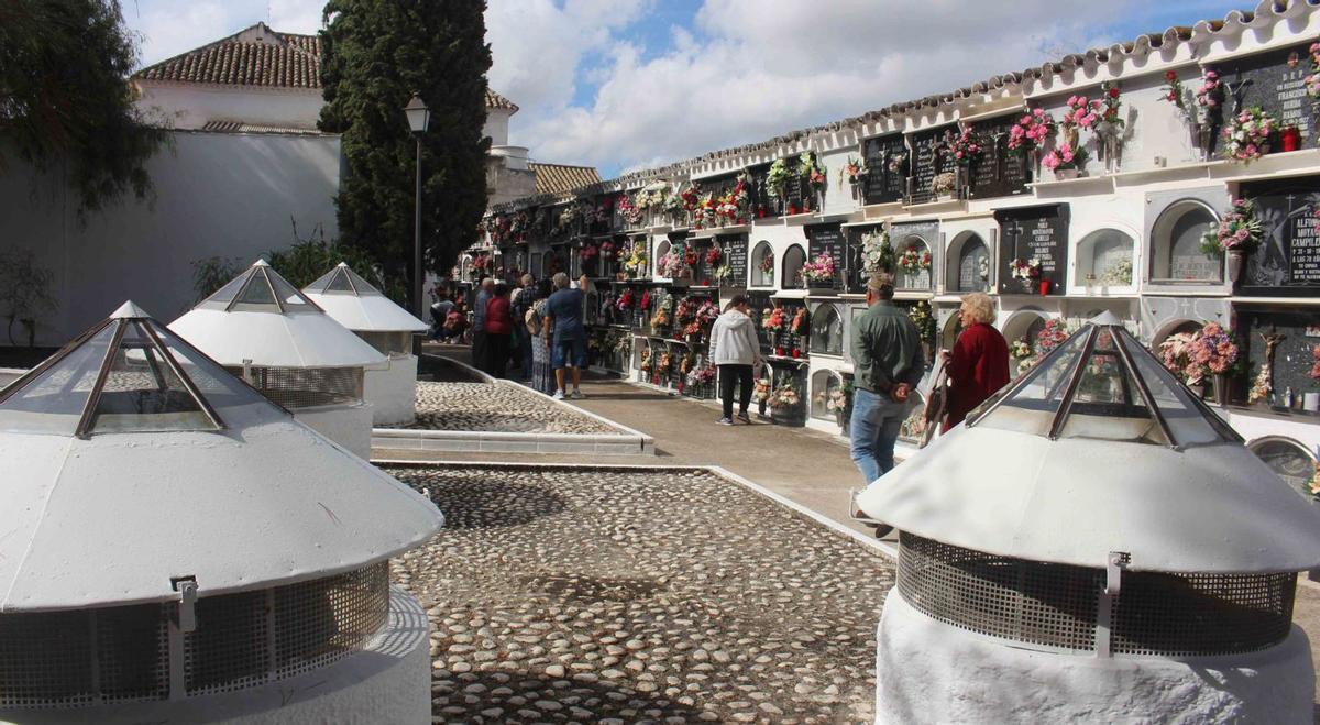 Una vista del cementerio municipal de San Rafael de Monturque, con personas recordando a sus familiares fallecidos. | MORENO