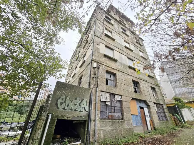 Un edificio abandonado junto a los viejos juzgados de la calle Lalín a subasta por 570.000 euros