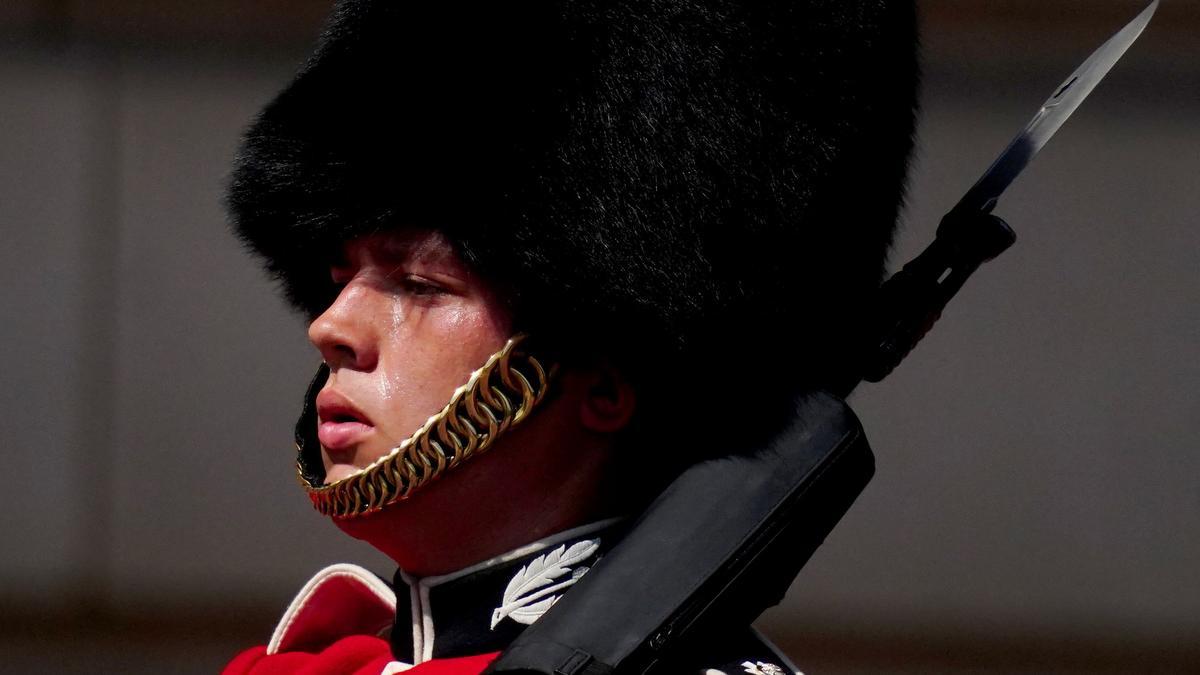 Un miembro de la Guardia Real suda en el calor durante la ceremonia del Cambio de Guardia en la explanada del Palacio de Buckingham.