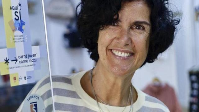 Sara Menéndez, a la puerta de su negocio en la calle San Bernardo.