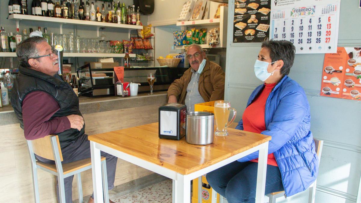 Julián, José María y Mari Carmen charlando sobre el asunto de Isla Valdecañas en el Bar Peñaflor de Berrocalejo.