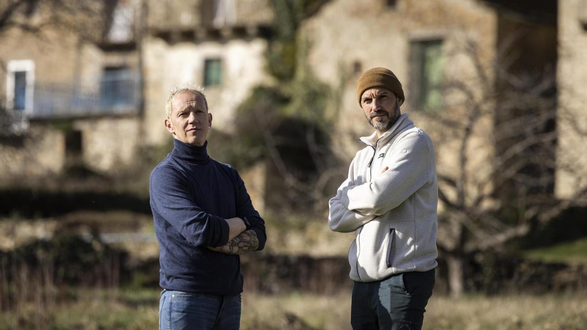 Toño Rodríguez junto a Manuel García Gil, el director de 'La Sombra del Nogal', durante el rodaje del documental..
