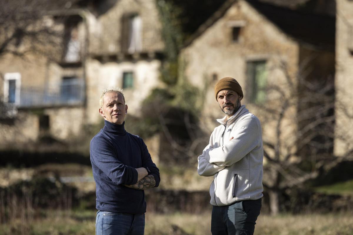 Toño Rodríguez junto a Manuel García Gil, el director de 'La Sombra del Nogal', durante el rodaje del documental..