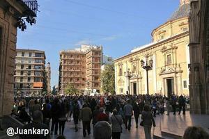 Assistents arriben a la plaça, pocs minuts abans de començar la manifestació.