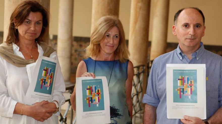 Por la izquierda, Montserrat López, Herminia Bermúdez y Manuel González, ayer.