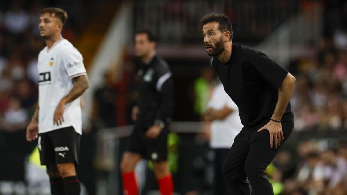 El cálido recibimiento de la afición al equipo antes del Valencia CF - Real Betis