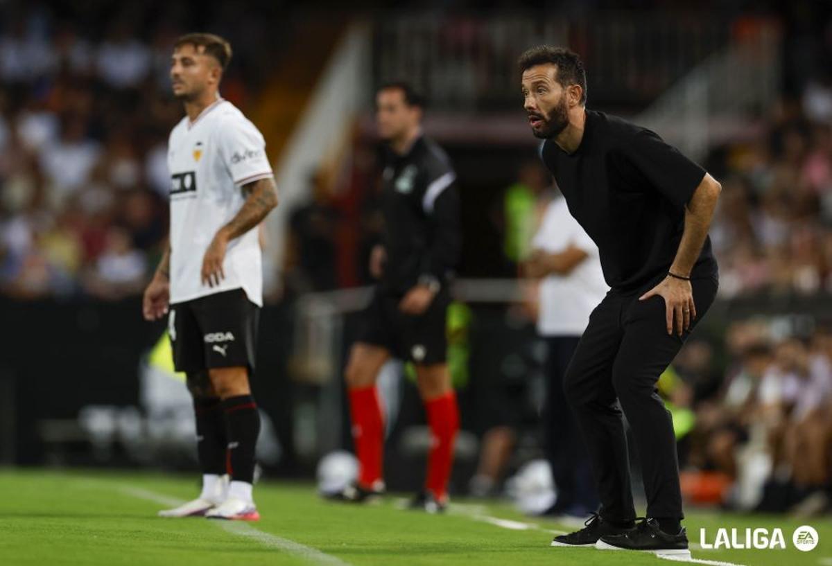 Carlos Corberán da órdenes a su equipo durante el Valencia - Betis