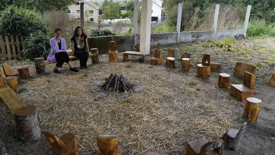 Natalia González e Verónica Ledo, na zona de asamblea onde se decidirán en conxunto as actividades de cada día.