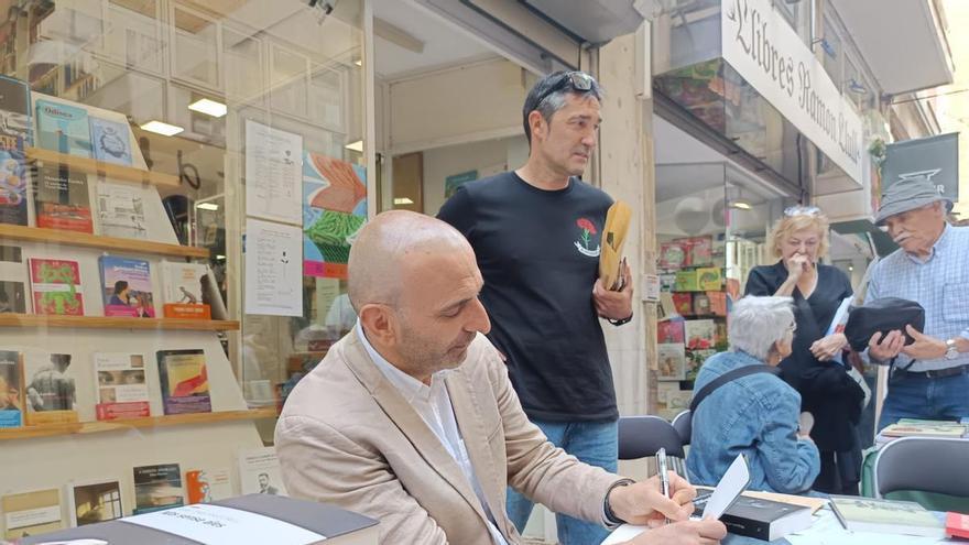 Sant Jordi en Palma: lectores en busca de autor