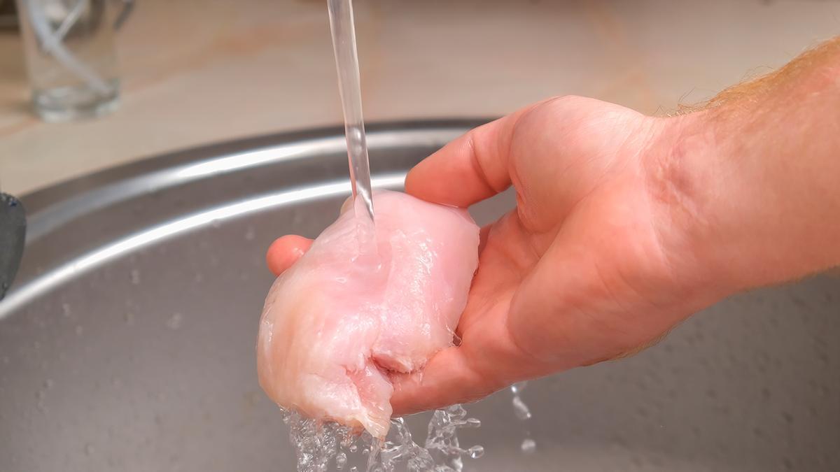 Adiós a lavar el pollo: la razón por la que debes dejar de hacerlo cuando lo vayas a cocinar
