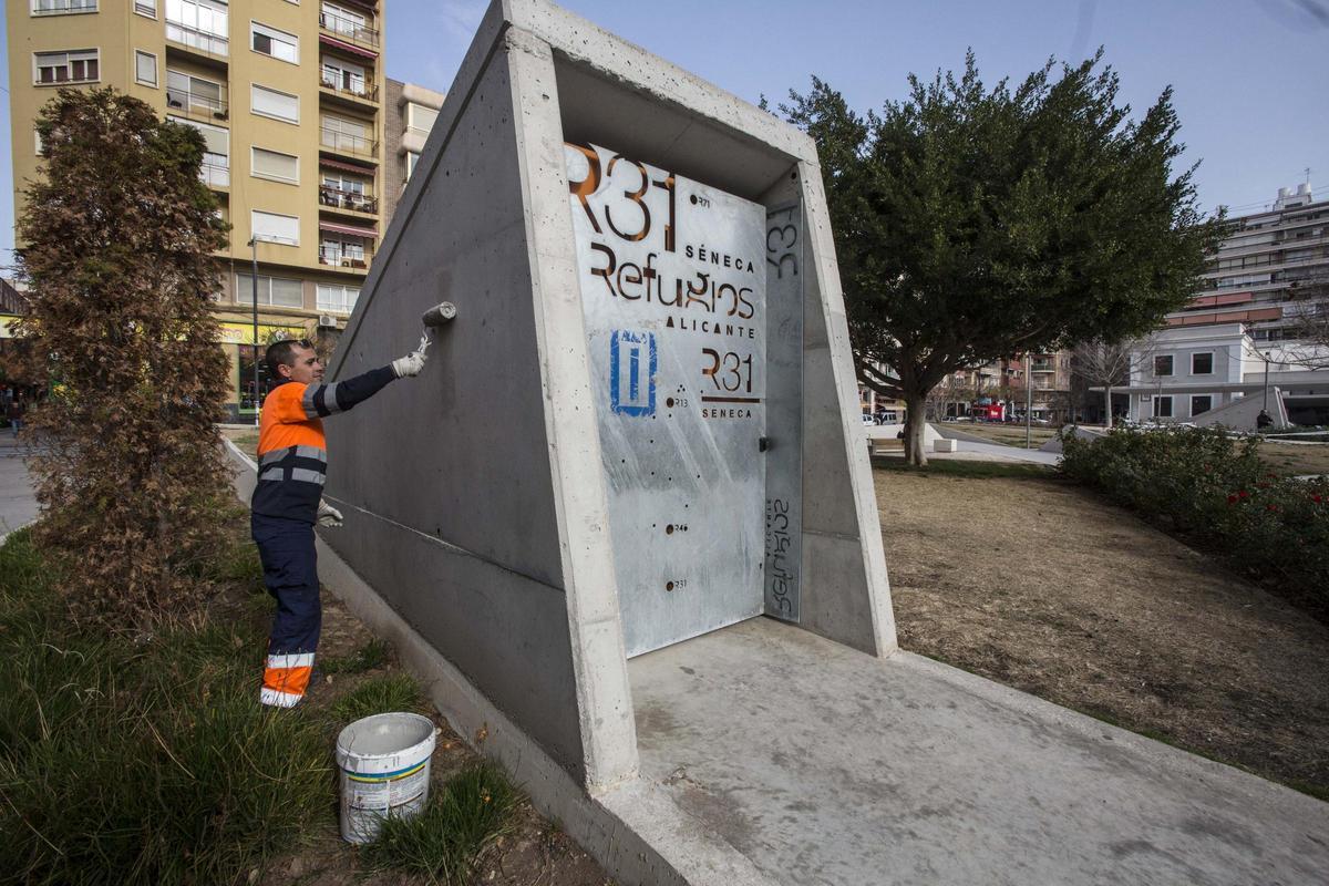 Trabajos de mantenimiento del refugio de la plaza Séneca de Alicante