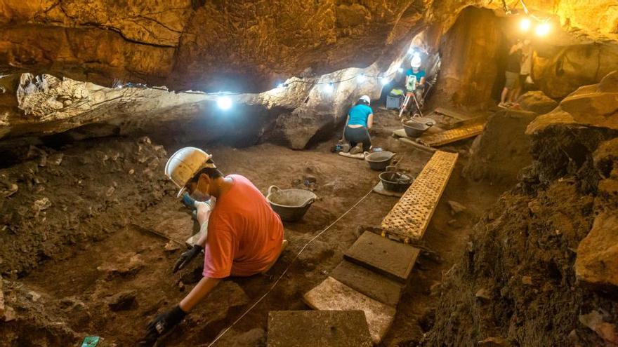 La doctora Elisa Domenech en una de las zonas de la cueva.