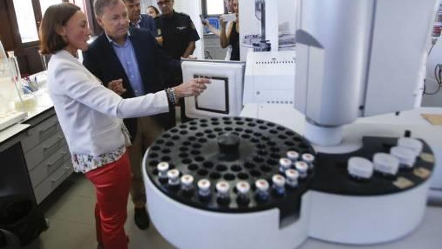 El delegado del Gobierno ayer en el laboratorio de Alicante.