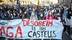 Manifestación de estudiantes universitarios contra la ’ley Castells’, a su paso por plaza de la Universitat.