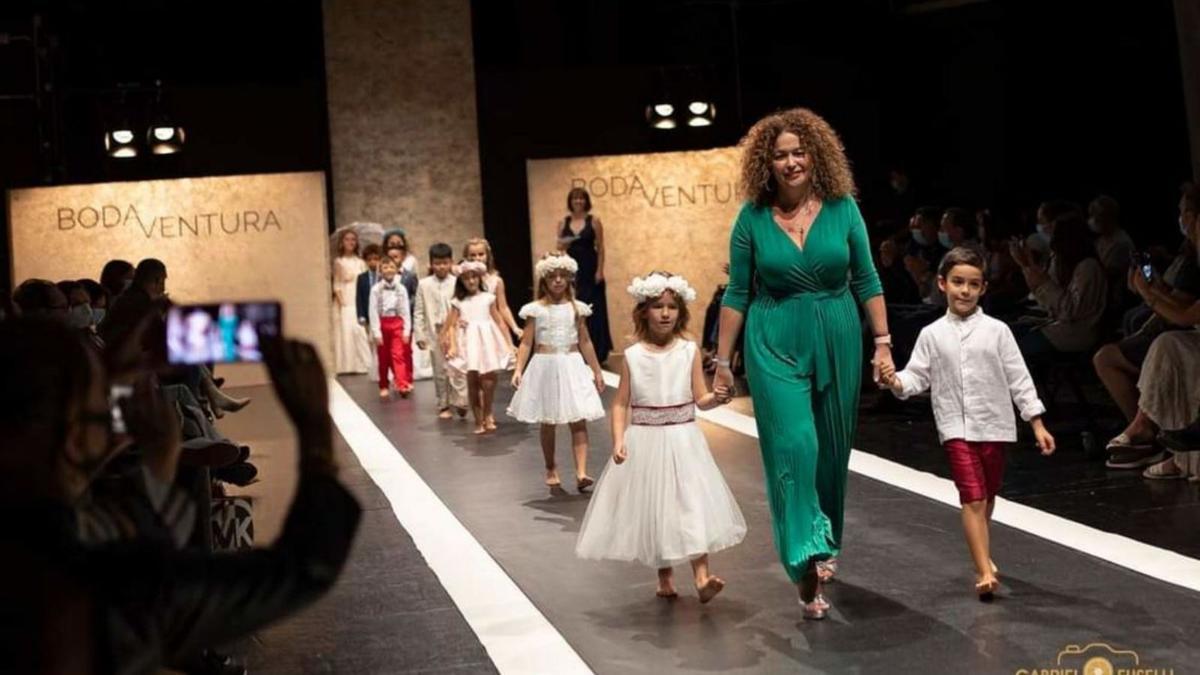 Un grupo de niños y niñas desfilan en la pasarela principal de la feria majorera dedicada a las bodas. | | LP/DLP