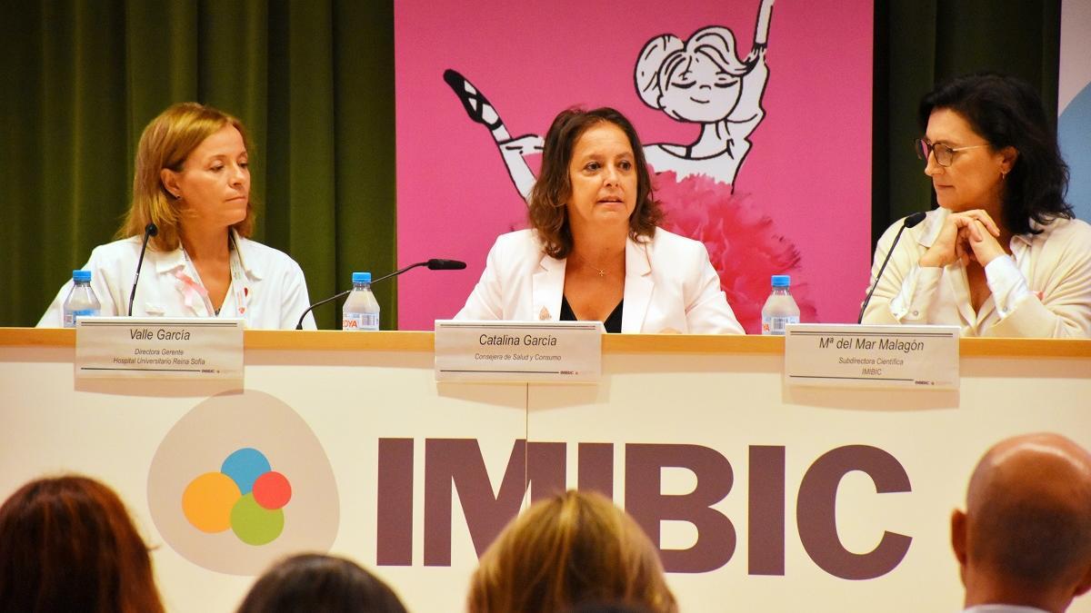 La consejera de Salud y Consumo de la Junta de Andalucía, Catalina García, entre la directora gerente del Reina Sofía (i) y la subdirectora Científica del Imibic.